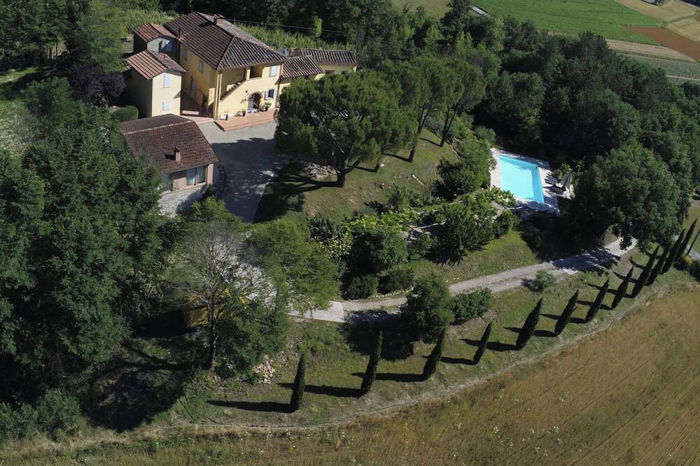 Elegant lemon house in a typical Tuscan farmhouse. in Anghiari, Valtiberina