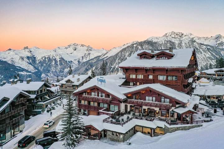Hôtel pour 3 personnes, avec balcon et jacuzzi ainsi que piscine et sauna