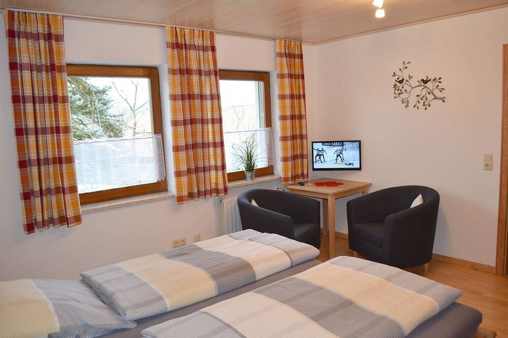 Ganze Wohnung, Ruhige, komfortable Ferienwohnung, großer Blumengarten in Gotteszell/Bayerwald in Gotteszell, Ostbayern