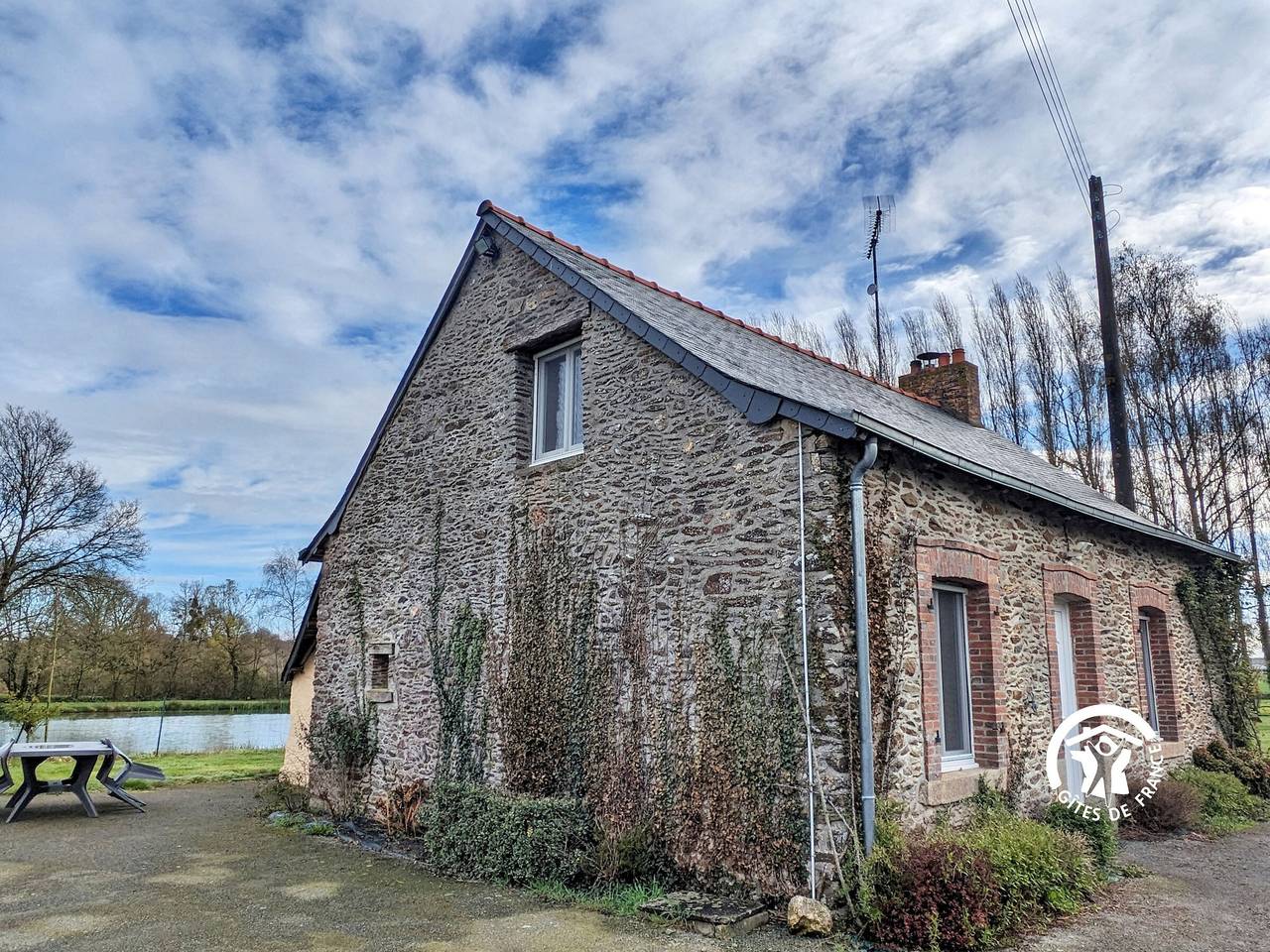 Gîte 6 pers. avec cheminée, pêche privée, et grand jardin clôturé – à 8 km de la Gravelle in Ruillé-le-Gravelais, Mayenne