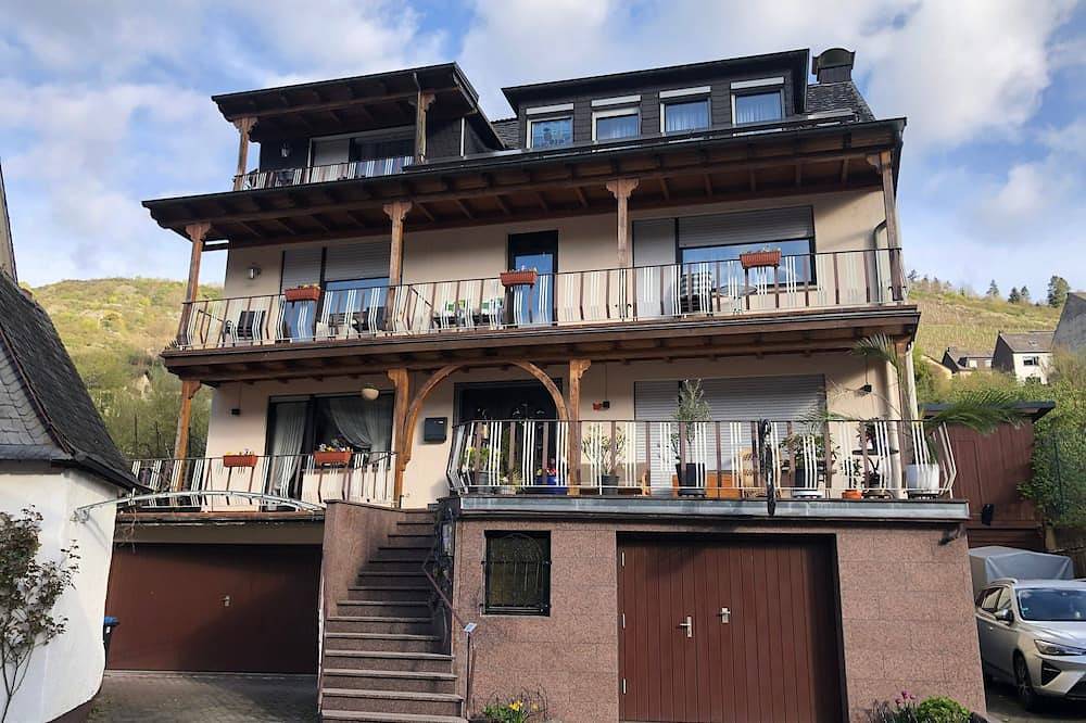 Ganze Wohnung, Zimmer 1 im 1. Og' Weinberg Anna, mit Gemeinschaftsgarten, Balkon und Wlan, sowie Gemeinschaftsküche in Klotten, Cochem-Zell