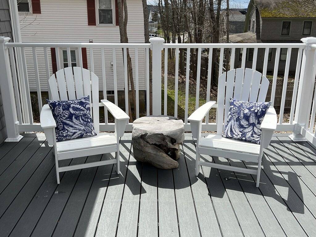 Newly renovated 3 bedroom, 2 bath bungalow, just steps to downtown Bbh. in Boothbay Harbor, Lincoln County (Maine)