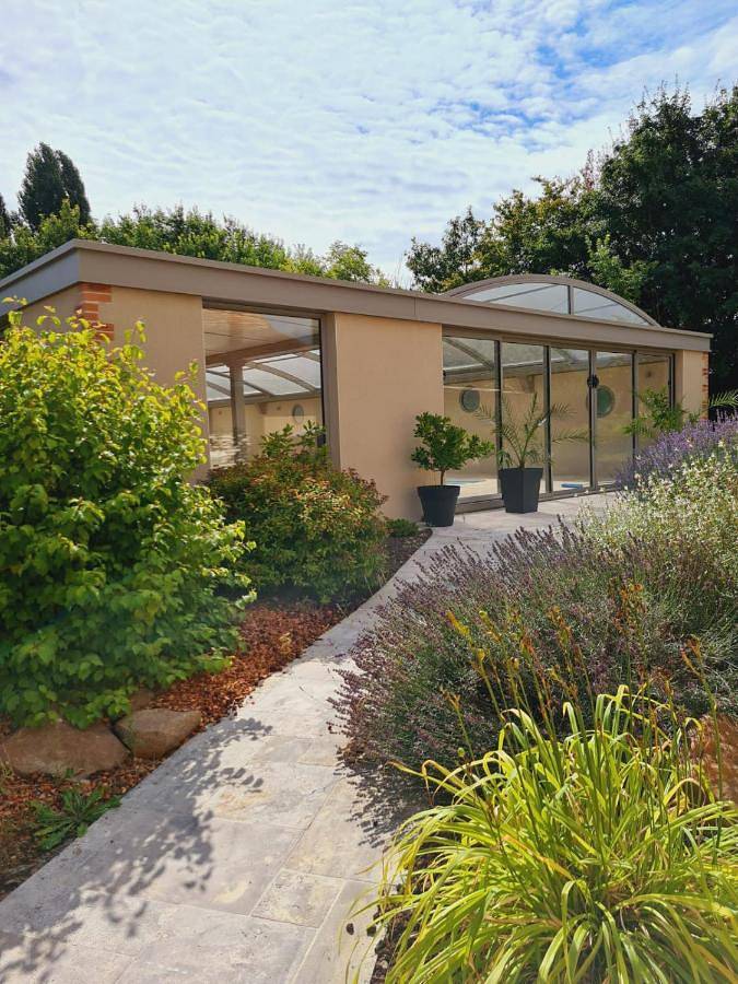 Villa pour 10 personnes, avec Jacuzzi et Terrasse ainsi que Jardin et Bassin pour enfant