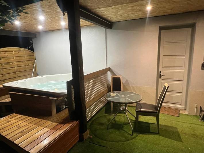 Maison de vacances pour 4 personnes, avec piscine ainsi que jardin et jacuzzi dans le Jura - 2