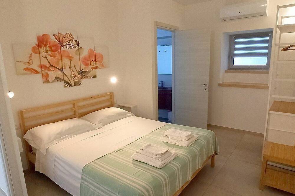 Villa Eliria B: A graceful apartment situated at a short distance from the beach, with Free Wi-Fi. in Torre Vado, Gulf of Taranto