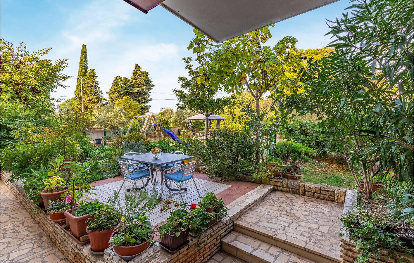 Entire holiday apartment, Charming 1-Bedroom Apartment with Terrace, 700m to Bijela Beach in Premantura, Southcoast Istria