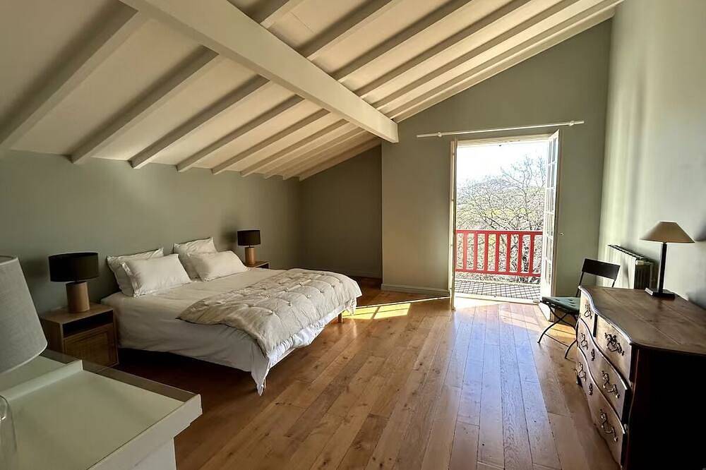 Beautiful family home in the heart of the Basque countryside, less than 30 minutes from the beaches in Espelette, Bayonne region