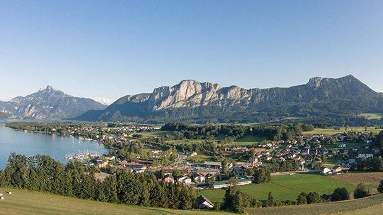 Entire holiday apartment, Holiday apartment for 4 people with lake view in Traun quarter (Traunviertel)