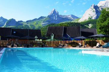 Cottage pour 4 personnes, avec piscine ainsi que vue et jardin à Eaux-Bonnes