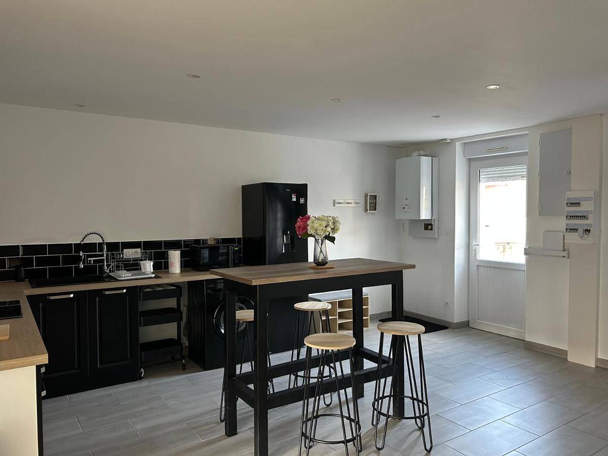 Appartement entier, One-Bedroom Apartment in Digoin, Région de Charolles