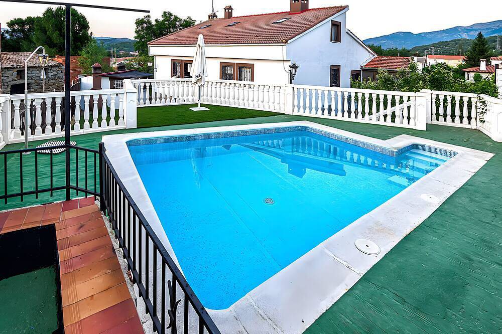 Casa Vacacional 'Viria' con Vistas a la Montaña, Wi-Fi y Aire Acondicionado in Navaluenga, Valle del Alberche