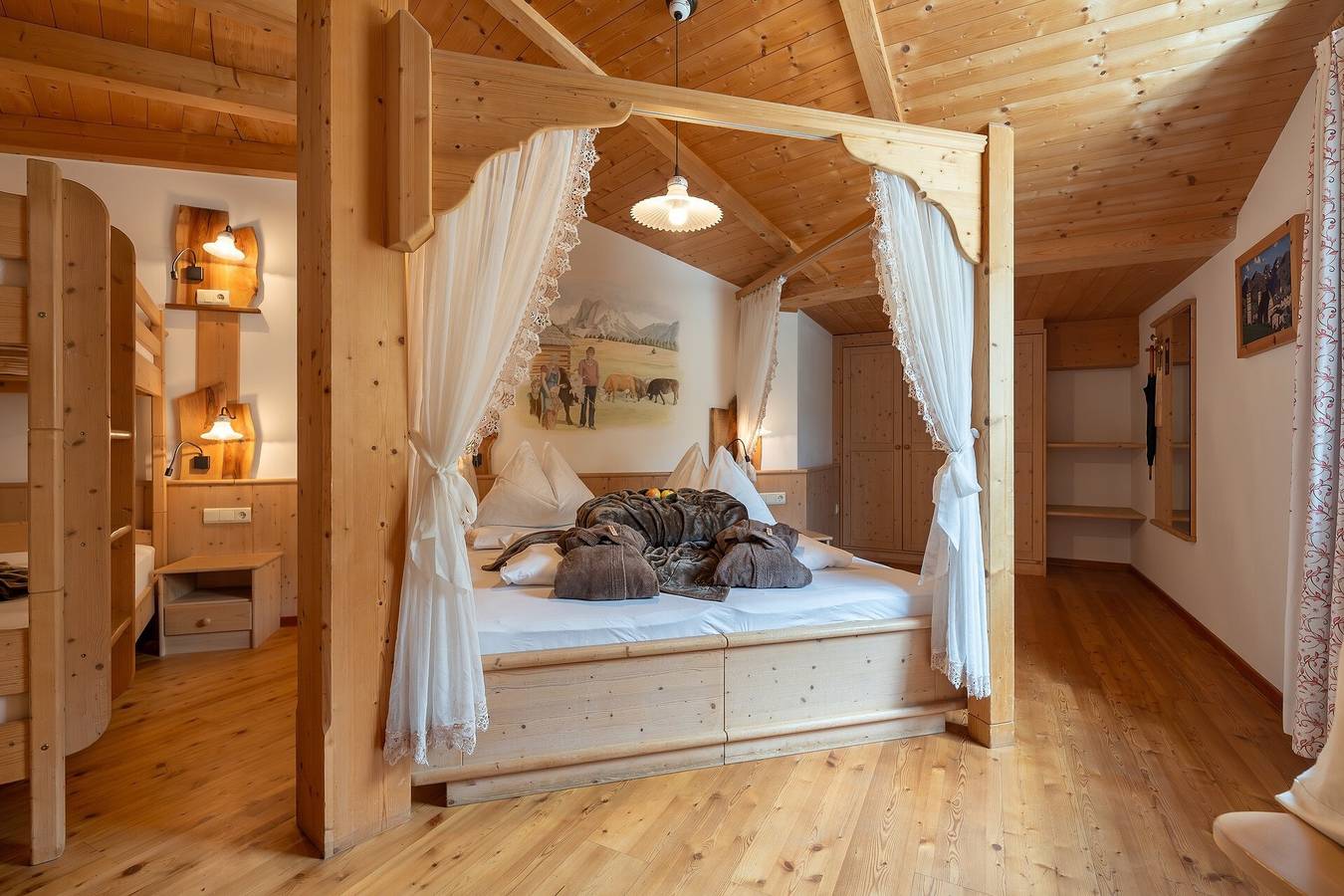 Habitación 'Himmelbettzimmer' con terraza compartida, jardín compartido y Wi-Fi in Eores, Bresanona