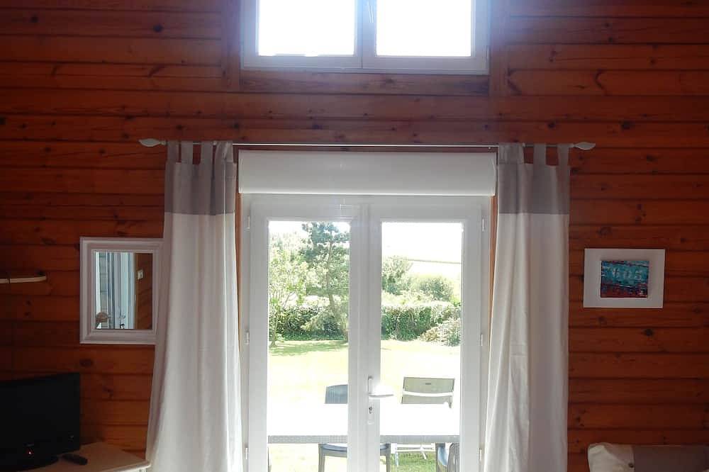 Chalet overlooking Audierne Bay with wooded garden, in Plozévet, Côte de Cornouaille