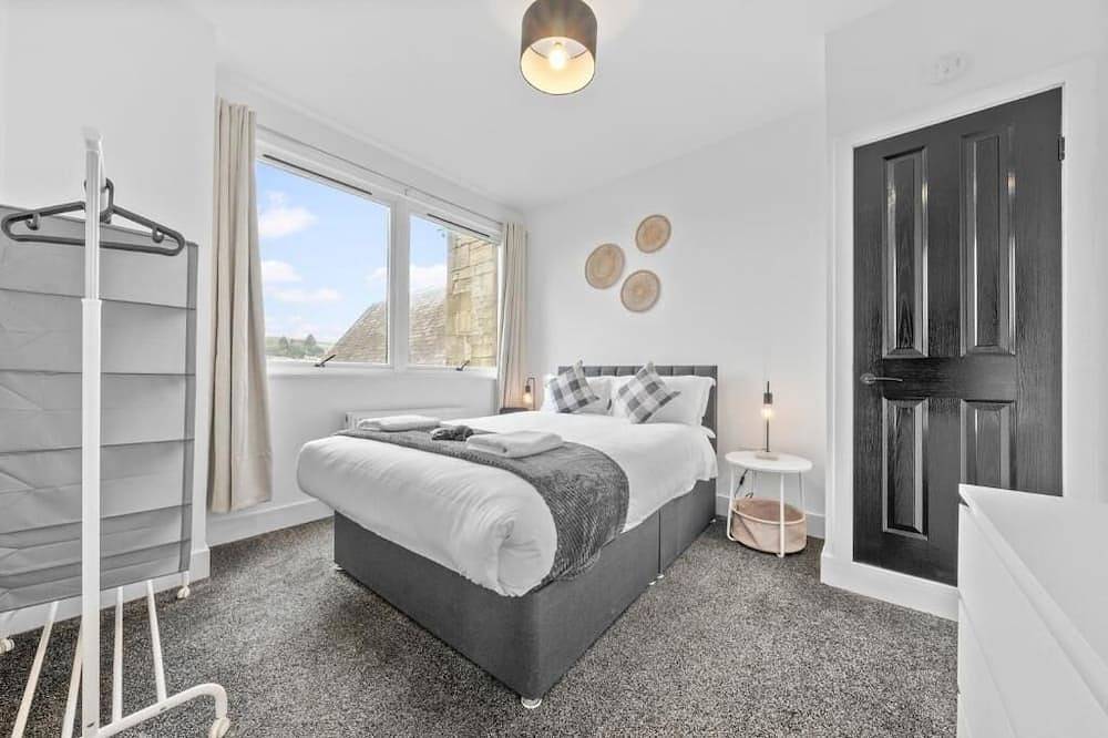 Luxe & Spacious Apt in Hawick -Fast Wifi -Sleeps13 | Walk to Everything in Scottish Borders