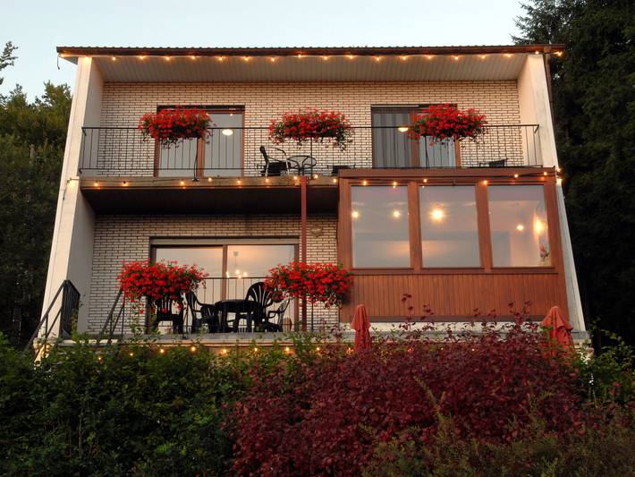 Location de vacances pour 12 personnes, avec Balcon et Terrasse ainsi que Jardin et Sauna dans Thirimont