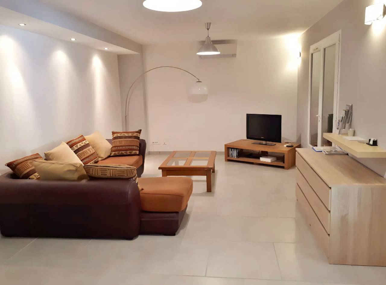 Entire apartment, Gîte 'Mas La Mounine - Du Bas' with Private Garden, Wi-Fi and Air Conditioning in Orgon, Arles region