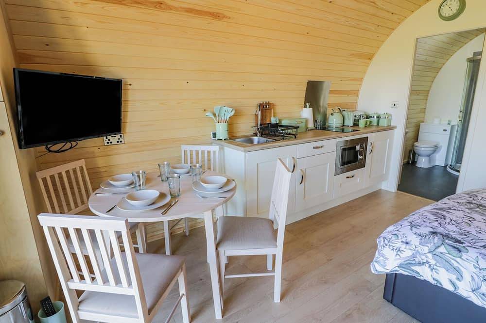 Tamina, pet friendly, with hot tub in Great Witley in Worcestershire