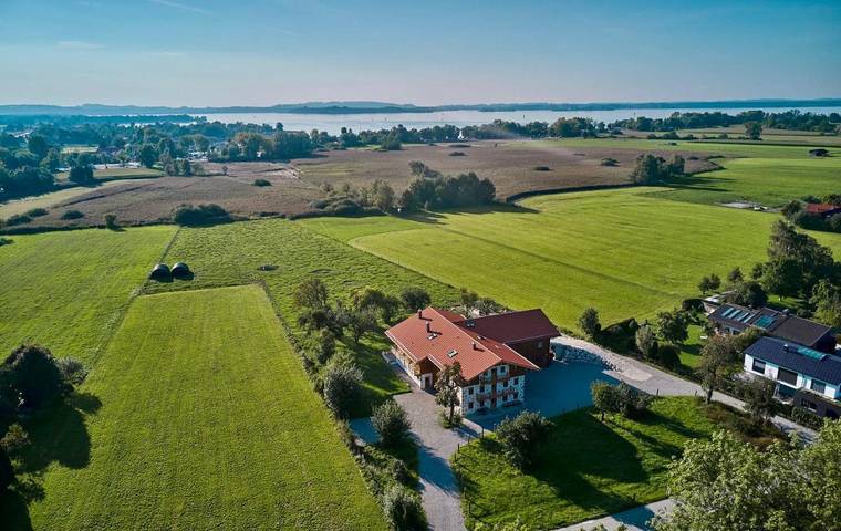 Ferienwohnung für 8 Personen, mit Balkon und Terrasse sowie Garten und Pool in Übersee