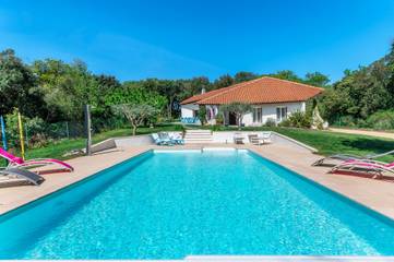 Location de vacances pour 8 personnes, avec jardin et terrasse, animaux acceptés à Colonzelle