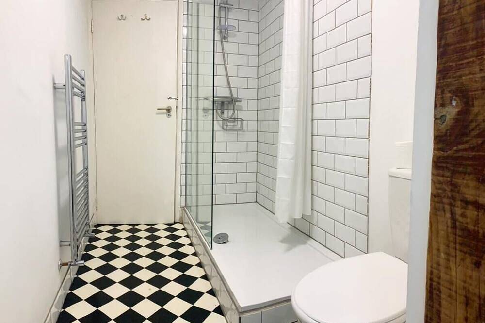 Entire apartment, This Property Is Not Available, The Listing Archived But Vrbo Still Promote It 🙄 in Kingston upon Thames, London