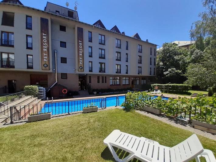 Hôtel pour 2 personnes, avec Terrasse et Jardin ainsi que Piscine et Sauna à Sort