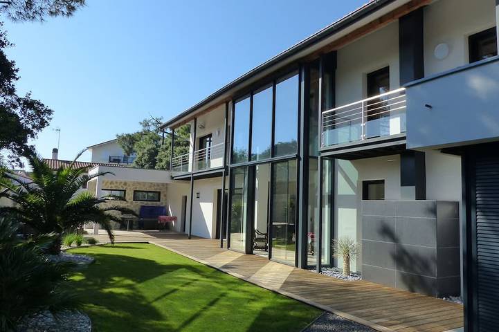 Villa for 10 people, with balcony and garden as well as hot tub in Hossegor