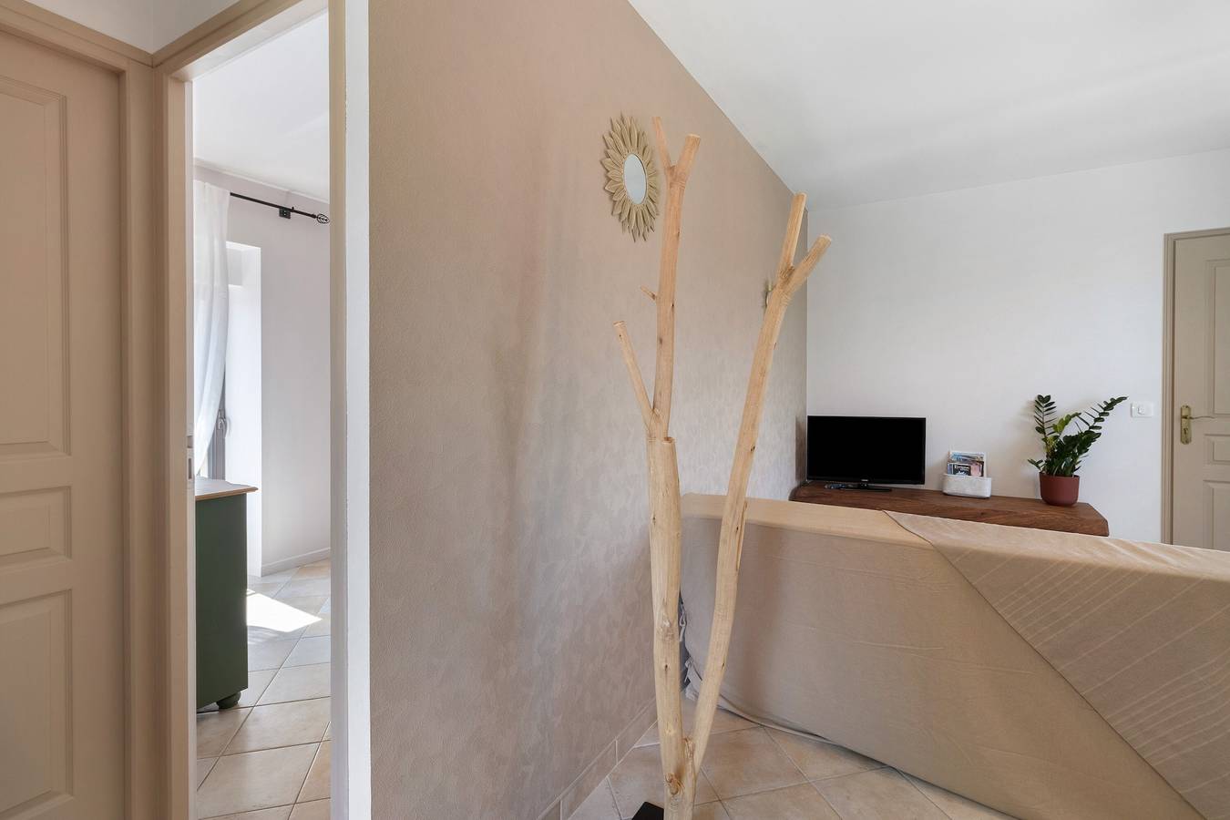 Appartement entier, Gîte «Arboréa» avec piscine partagée, terrasse privée et Wi-Fi in Proissans, Périgord Noir