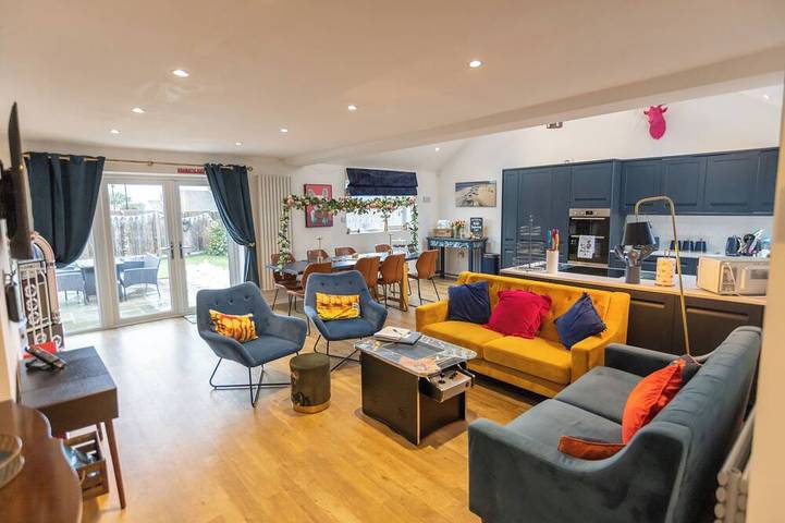 Bungalow for 6 people, with garden, with pets in 