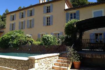 Gîte pour 4 personnes, avec terrasse ainsi que jardin et piscine à Aups