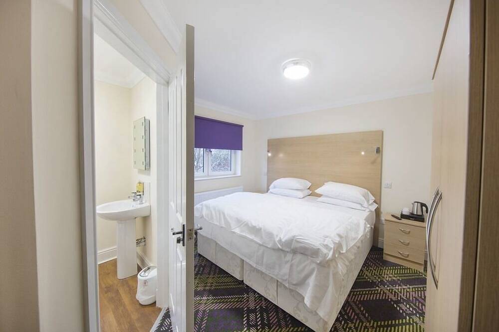 Doppelbett oder zwei Einzelbetten-Ensuite mit Dusche-1 in Hamilton, Süd Lanarkshire