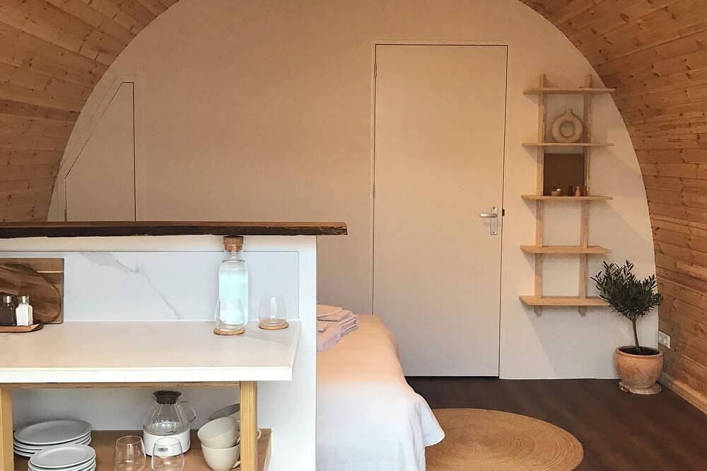 Unique Tiny House with Hot tub in Nordholland