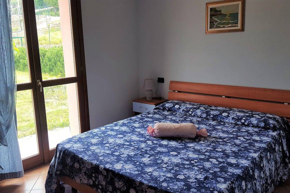 Giulia Wohnung in Villa mit Gartenparkplatz geteilter Innenpool in Oneglia, Imperia