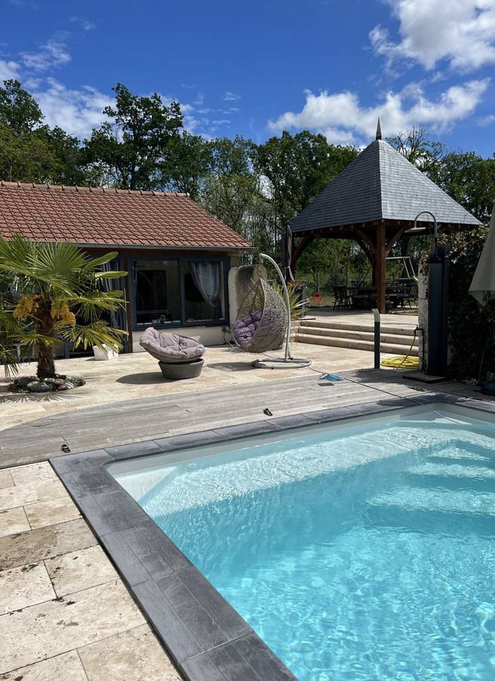 Gîte pour 14 personnes, avec piscine et terrasse ainsi que jardin et jacuzzi, animaux acceptés à Montlivault