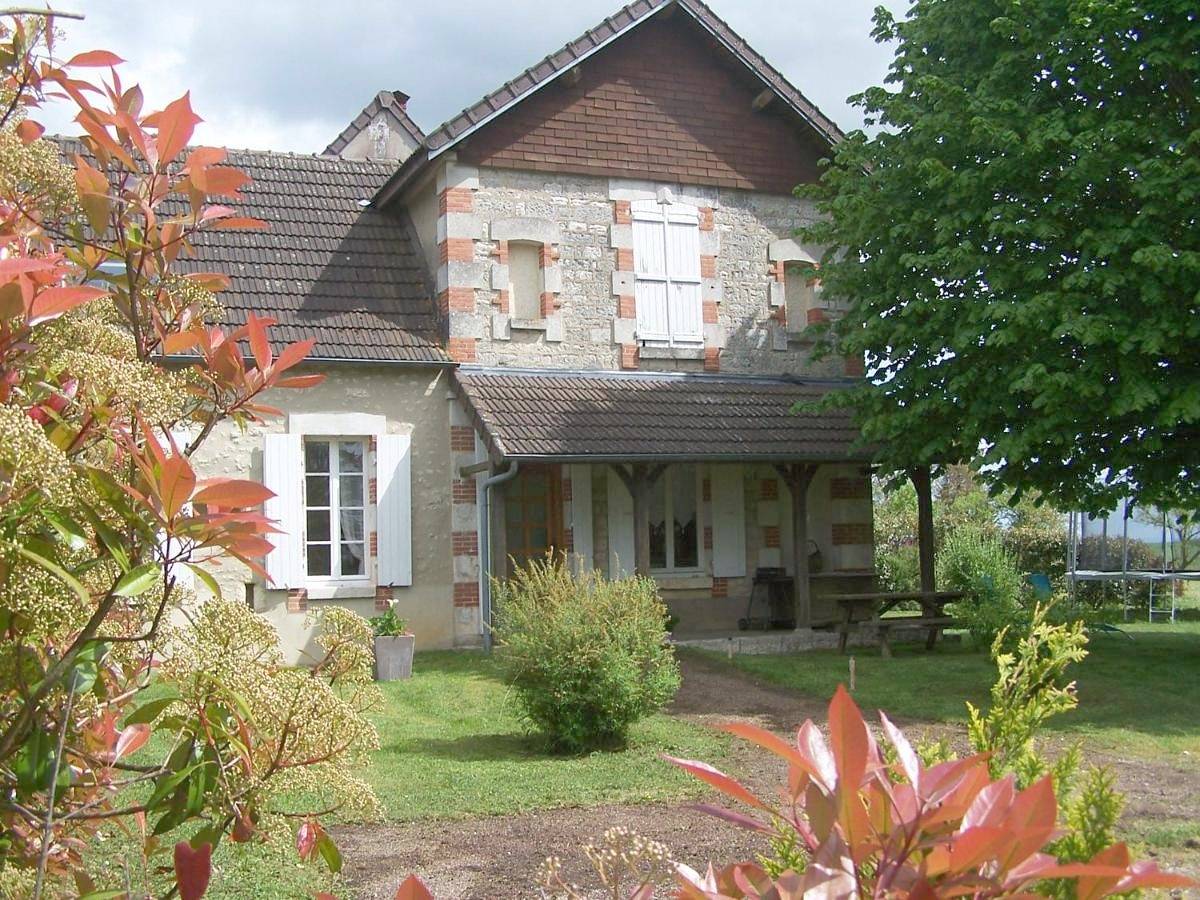 Two-Bedroom House in Druyes-les-Belles-Fontaines, Région d'Auxerre