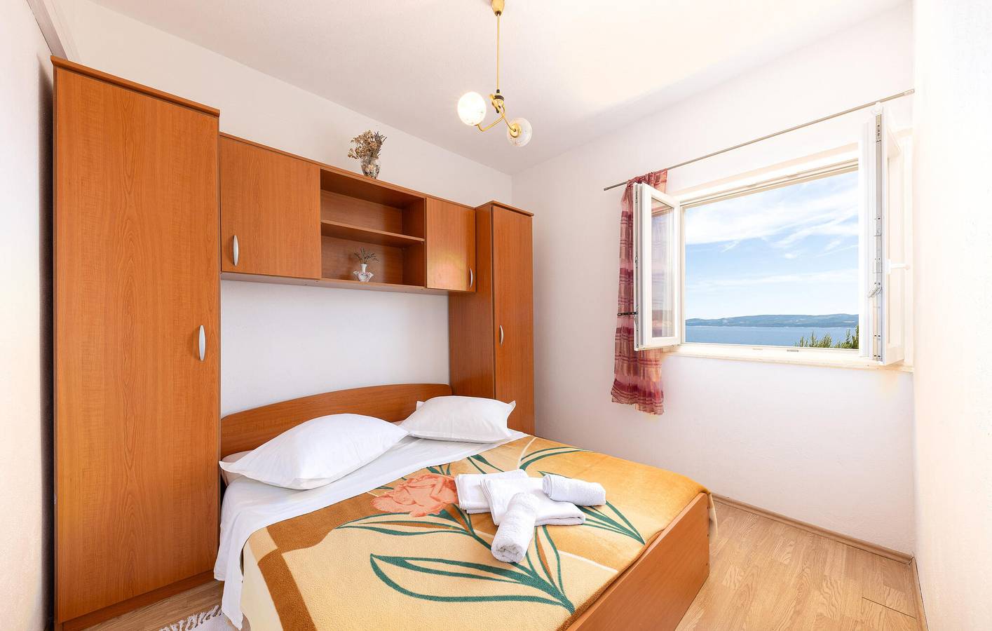 Ganze Ferienwohnung, Charmantes Apartment mit Terrasse, WLAN und Strandzugang in 2 km Entfernung in Lokva Rogoznica, Omis-Riviera