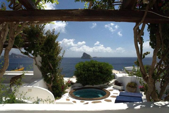 Casa vacanza per 10 persone, con Balcone e Idromassaggio nonché Terrazza e Giardino in Panarea