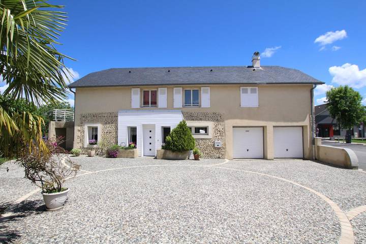 Gîte pour 4 personnes, avec jardin à Uzein