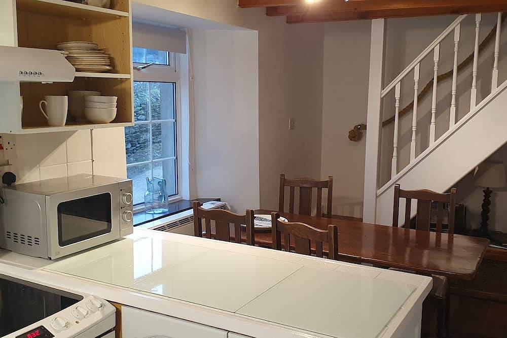 The Lugger is a 150 year old 2 bedroom cottage in Portscatho, Cornwall