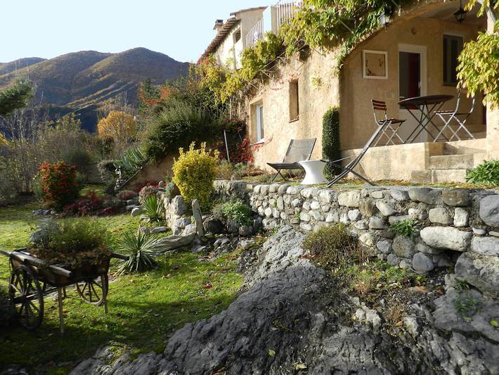 Gîte pour 2 personnes, avec jardin à La Robine-sur-Galabre