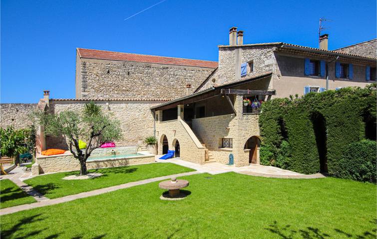 Appartement avec piscine près du centre ville. in Bourg-Saint-Andéol, Privas (arrondissement)