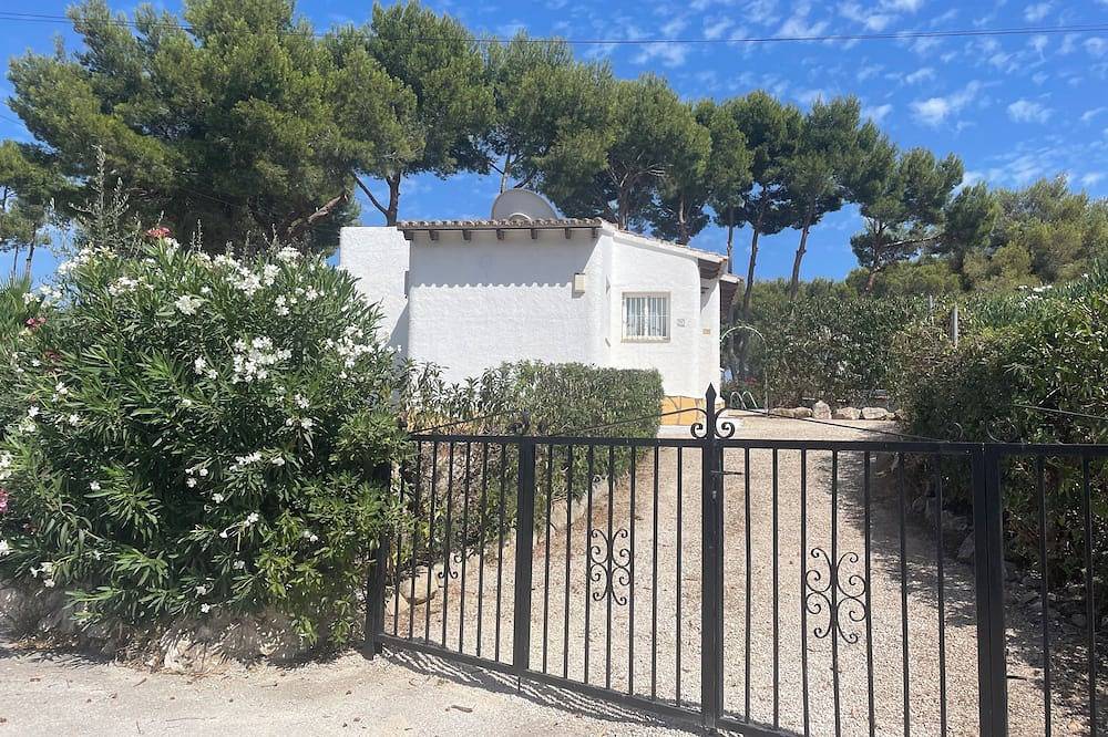 Charming little villa with private pool. Sleeps 4. 5 minutes from Moraira beach in Pinar de lAdvocat (Moraira), Teulada