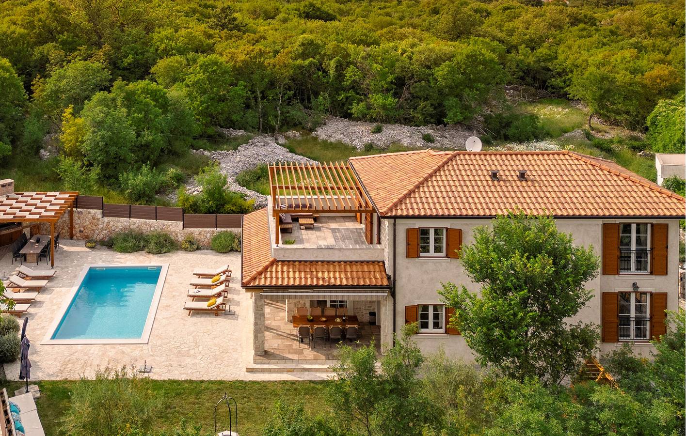 Charmantes Apartment mit Pool, WLAN und Parkplatz, 2,5 km vom Stadtzentrum von Kras entfernt in Gostinjac, Krk