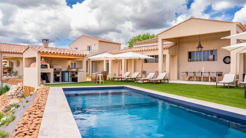 Location de vacances pour 12 personnes, avec jardin ainsi que vue et piscine à Estézargues