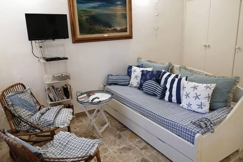 Entire apartment, Bougainvillea 3+2 - One Bedroom Apartment, Sleeps 5 in Marina di Castagneto Carducci, Etruscan Coast