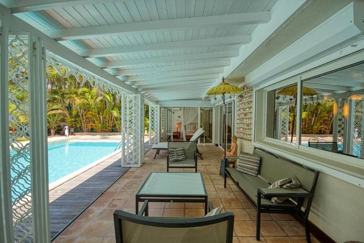 Location de vacances pour 8 personnes, avec terrasse ainsi que jardin et piscine dans Anse Tarare - 4