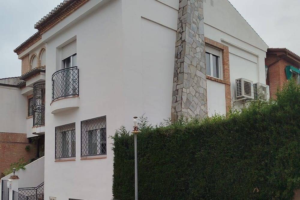 Single-Family Home in \"Cenes De la Vega,\" Ideal for Families in Environs de Sierra Nevada, Cenes de la Vega