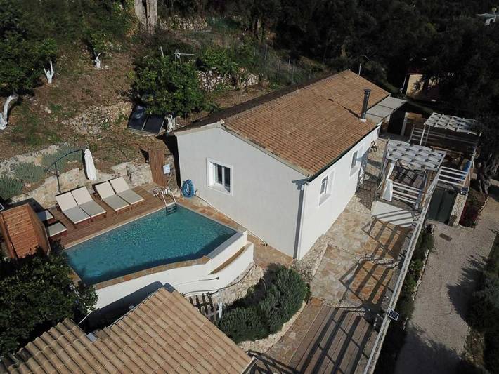 Location de vacances pour 8 personnes, avec vue ainsi que jardin et piscine dans Benitses
