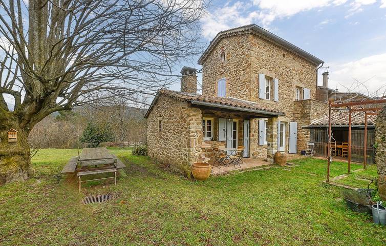 Location de vacances pour 9 personnes, avec jardin ainsi que jacuzzi et terrasse, animaux acceptés à La Vernarède