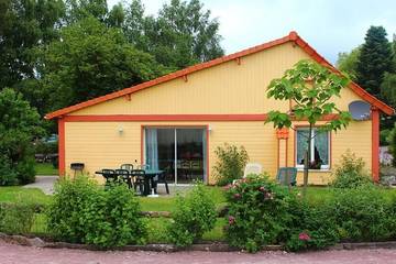 Gîte pour 8 personnes, avec terrasse ainsi que piscine et jardin, animaux acceptés à Avesnes-en-Val