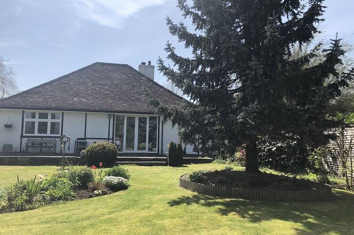 Bungalow for 6 people, with terrace and garden, with pets in Kent